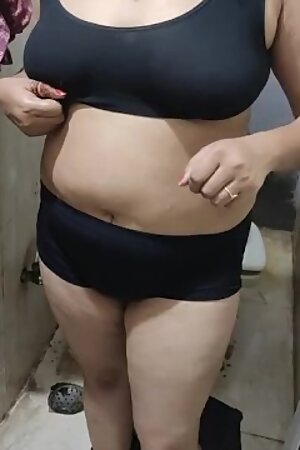 Indian Bhabhi Nude Bathing Video Speaking Dirty in Hindi