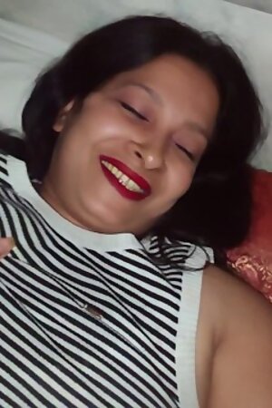 Raat Ko Ki Desi MILF Shobha Ki Chudai - Hindi Audio Sex