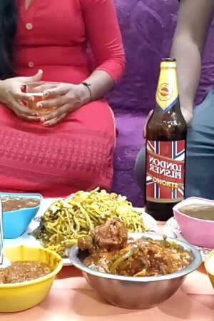 The Mistress made Special Food for the Sahib and while Eating Food, she Kissed the Pussy. Hindi with