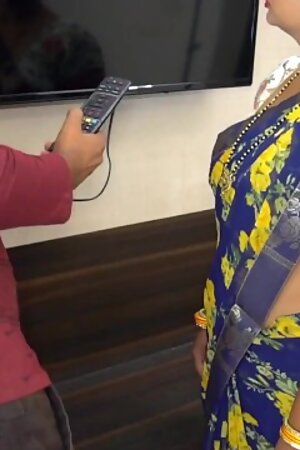 Desi Pari Bhabhi Seduces TV Mechanic for Sex with Clear Hindi Audio