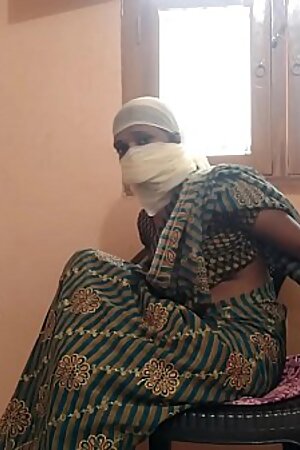 मकान मालकिन ने दिलवाई कुंवारी चूत पड़ोसी की चुदाई