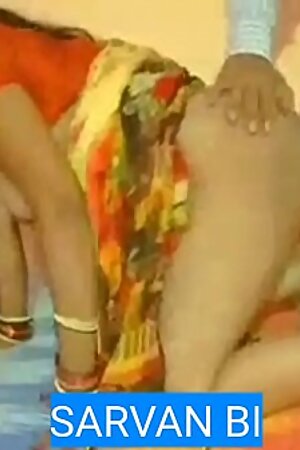 घर में अकेले में ऐसे रिझाती है देसी भाभी देवर को