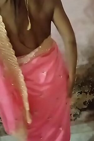 देवर ने भाभी को पिंक साड़ी में देखा तो उसको रहा नहीं गया और अभी को बोला कि मुझे चोदना है