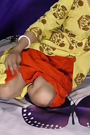 Indian hot sexy bhabi ko kutia banaker choda bhabi desi land se chud ker sex ka maja leya