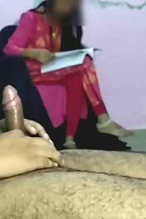प्रिया को मनाया और गान्ड मारी। हिंदी आवाज के साथ