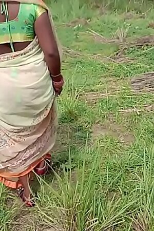छोटी मोसी को खेत पे बुला के चोद लिया हिंदी में अश्लील