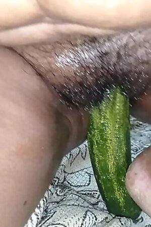 चूत के अंदर एक लम्बा खीरा डाल दो