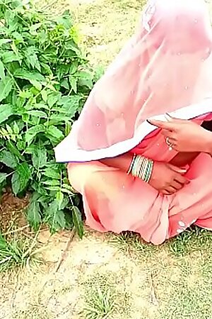 धान लगने गई खेत और सासुर जी ने जबरदस्ती चोद दिया