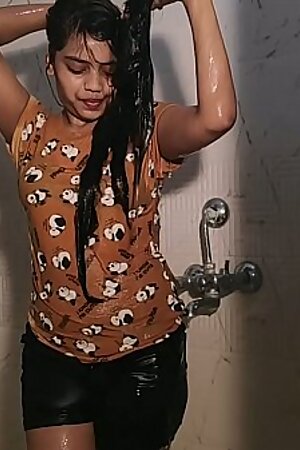 desi indian top model Alia Advani from punjab taking shower