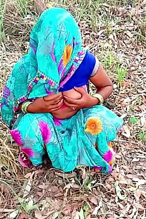 खेत में घास काटने गई ओर चुदवा के आगई