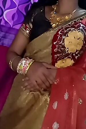 अरे कमबख्त में तेरी भाभी हूं धीरे धीरे चोद ले क्यों भौजी भइया येसे नहीं चोदते अब घुसा भी लेने दो भौजी