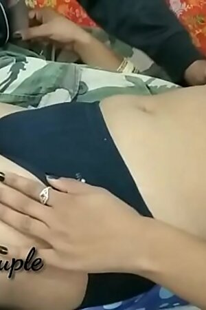 जवान लड़के ने देसी भाभी की प्यासी चूत को चोदा।