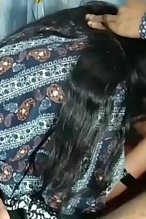 अमीर भाभी ने सेल्समैन को घर बुलाकर लौड़ा चुसा।