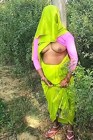 Indian Couple Injoy Outdoor Sex In Village PORN IN HINDI