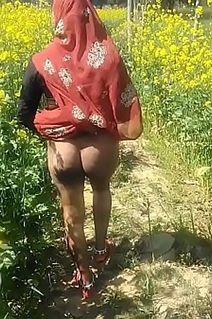 गांव की मजदूर की मलाईदार देसी चूत को खेत में चोदा हिंदी में अश्लील