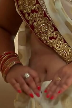 Hindi Serial Actress Deep and Hot Navel Show