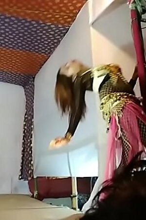 स्टेज पे चुम्मा चाटी सब कुछ ले लिया कतरा कतरा डांस