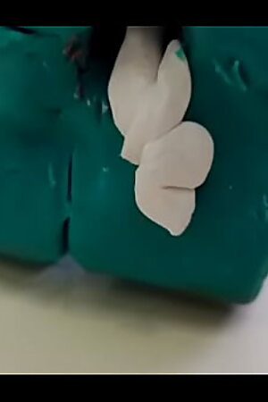 Pollazo se encuentra con dinosauria cachindisima y le parte el culo hasta correrse en la mesa de arte